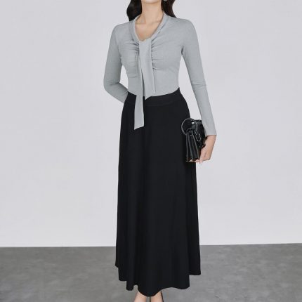 FAT9592 - Wool knitted T-shirt with a V-neck cut and a flap to create a fashionable bustier style - Elzoria