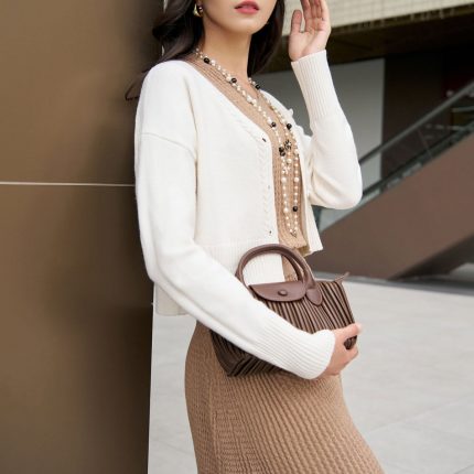 FOL451 - High-end fashion sweater with V-neck, buttoned front - Elzoria