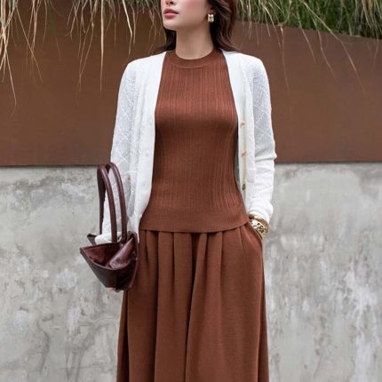 FOL574 - High-quality knitted sweater with V-neck, plaid pattern, and fashionable stone buttons with pockets - Elzoria